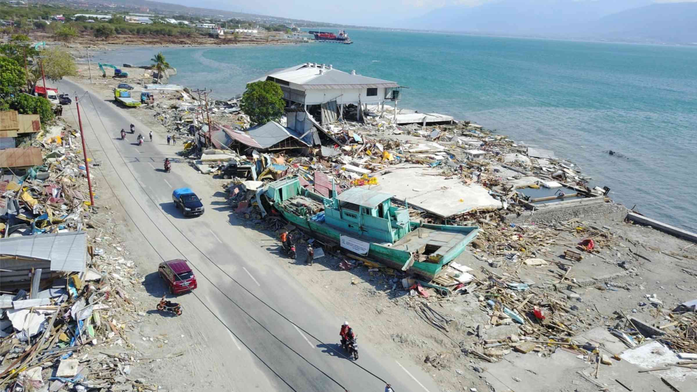 The impact of the tsunami that occurred along the Palu bay, Indonesia (2018)