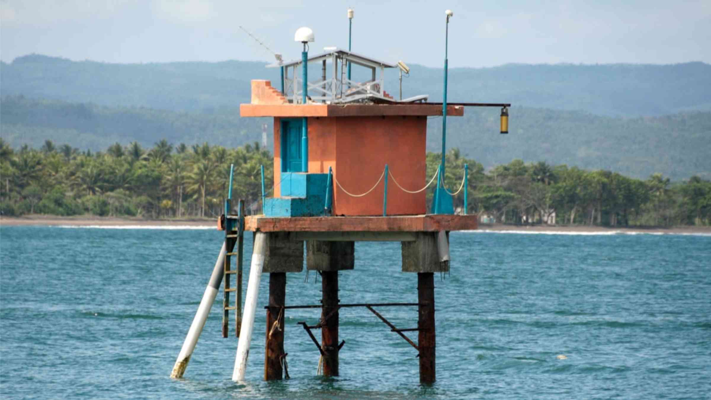 Tsunami early warning system in the sea